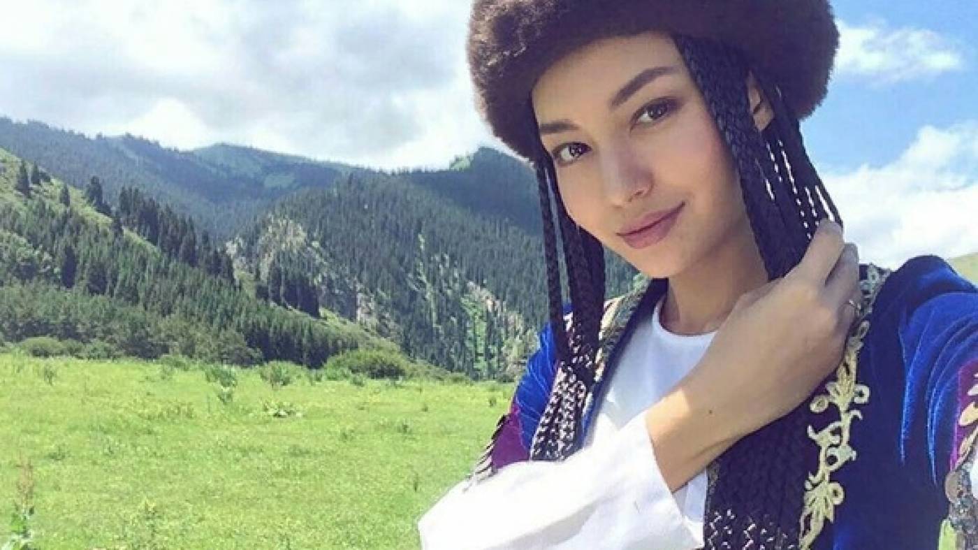 Горячие киргизы. Кыргызы и уйгуры. Киргизские красавицы. Красивые киргизки. Красивые казашки в национальной одежде.