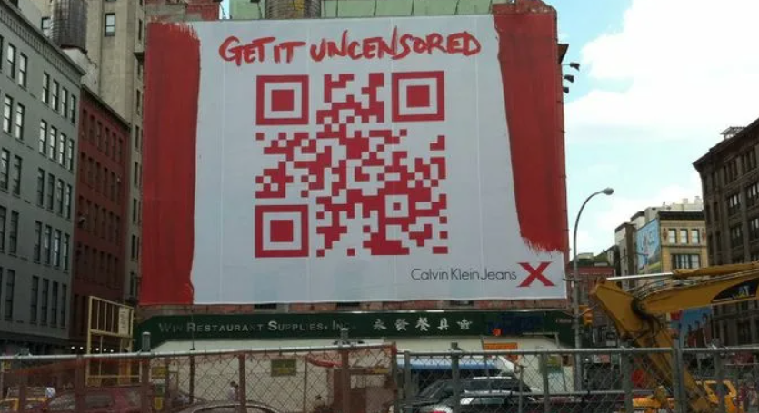 Наружная реклама бренда при помощи QR-кода ведет напрямую на сайт